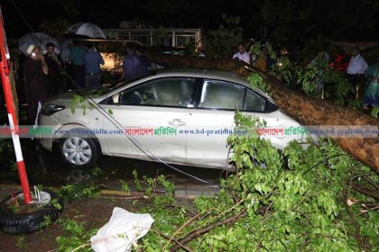 হঠাৎ রাজধানীতে ঝড়ো হাওয়ার সঙ্গে শিলাবৃষ্টি