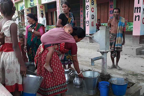 বীরগঞ্জে খাবার পানি সংকটে কয়েক গ্রামের মানুষ