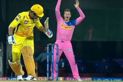 স্টাম্পে লাগলো বল,  তবুও টিকে রইলেন ধোনি