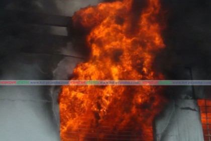 এবার নওগাঁয় বহুতল ভবনে আগুন

