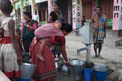 বীরগঞ্জে খাবার পানি সংকটে কয়েক গ্রামের মানুষ