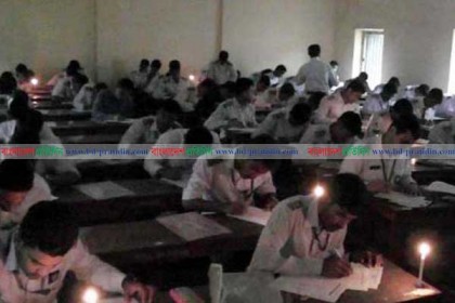 মোমবাতির আলোয় পরীক্ষা দিলেন শিক্ষার্থীরা