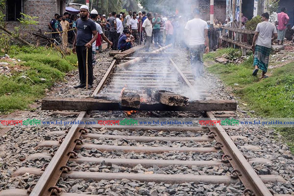 খুলনায় পাটকল শ্রমিকদের ধর্মঘট, সড়ক-রেলপথ অবরোধ