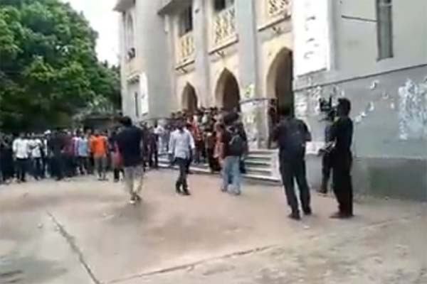 ভিপি নুর অবরুদ্ধ ও লাঞ্ছিত
