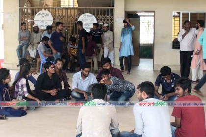 ববি ভিসির পদত্যাগের দাবিতে অনড় আন্দোলনকারী শিক্ষার্থীরা