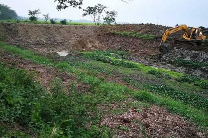 সিংড়ায় খাল বন্ধ করে পুকুর খননের অভিযোগ যুবলীগ নেতার বিরুদ্ধে 

