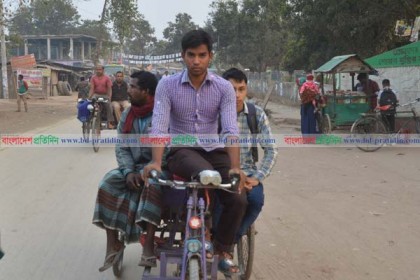 ভ্যান চালিয়ে লেখাপড়া করছে কলেজছাত্র সহিদুল
