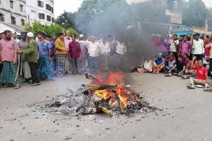 সীতাকুণ্ডে ৯ দফা দাবিতে শ্রমিকদের অবরোধ, যাত্রীদের ভোগান্তি 

