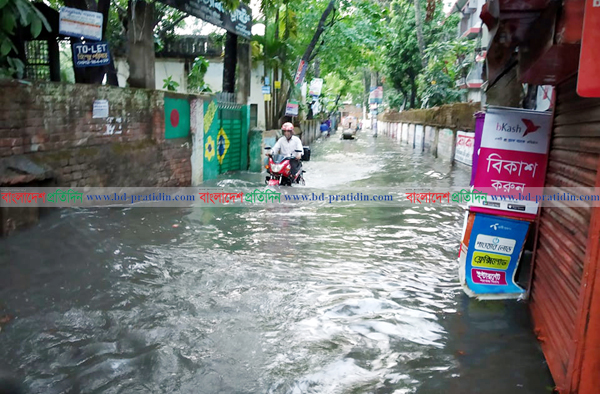 দুই ঘণ্টার বৃষ্টিতে জলাবদ্ধ কুমিল্লা নগরীর বিভিন্ন এলাকা