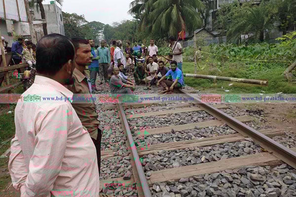 খুলনায় পাটকল শ্রমিকদের রাজপথ-রেলপথ অবরোধ