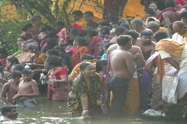 বারুনী নদীতে গঙ্গাস্নান উৎসব

