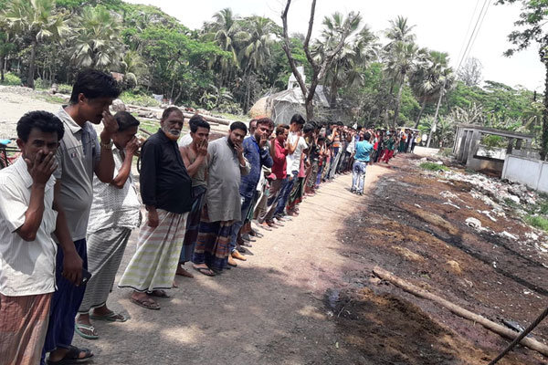 নোয়াখালীতে বর্জ্য অপসারণের দাবিতে মানববন্ধন

