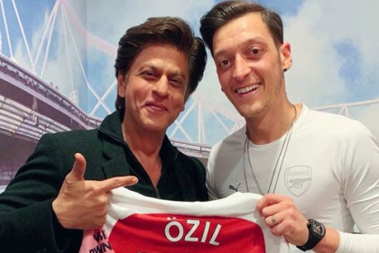 ওজিলের আমন্ত্রণে মাঠে বসেই আর্সেনালের খেলা দেখলেন শাহরুখ খান