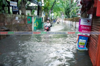 দুই ঘণ্টার বৃষ্টিতে জলাবদ্ধ কুমিল্লা নগরীর বিভিন্ন এলাকা