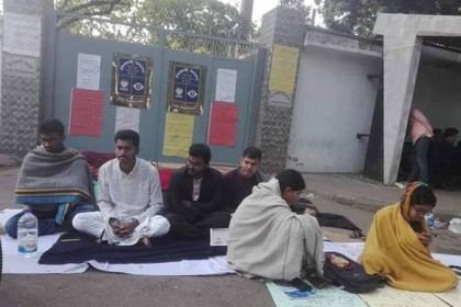 চার দাবিতে ঢাবি ভিসির কার্যালয়ের সামনে ভিপি নুরের অবস্থান
