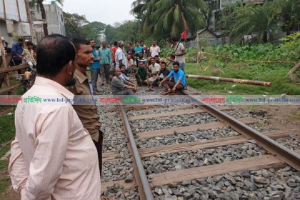 খুলনায় পাটকল শ্রমিকদের রাজপথ-রেলপথ অবরোধ
