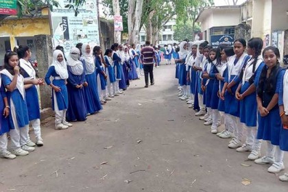 শৈলকুপায় প্রধান শিক্ষিকার অপসারণ দাবিতে মানববন্ধন