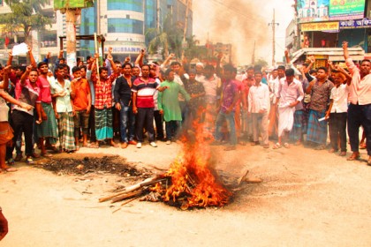 ৯ দফা দাবিতে ডেমরায় পাটকল শ্রমিকদের ধর্মঘট চলছে 

