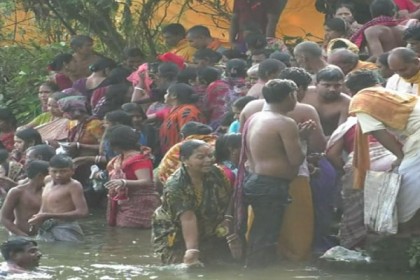 বারুনী নদীতে গঙ্গাস্নান উৎসব

