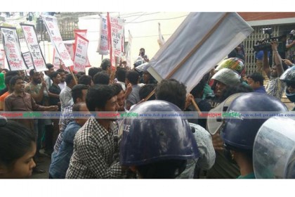 গ্যাসের মূল্যবৃদ্ধির বিক্ষোভে পুলিশের বাধা, ধাক্কাধাক্কি