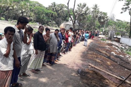 নোয়াখালীতে বর্জ্য অপসারণের দাবিতে মানববন্ধন

