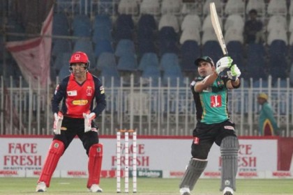 ঝড়ো সেঞ্চুরিতে জবাব উমর আকমলের 