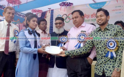 স্কুলের ক্রীড়া প্রতিযোগীতার পুরস্কার বিতরণ করলেন ক্রিকেটার মুশফিকুর