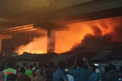 খিলগাঁও বাজারে আগুনে অর্ধশতাধিক দোকান পুড়ে ছাই, আহত ২