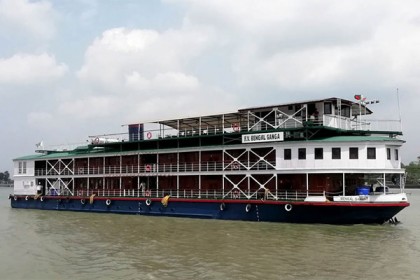 বরিশাল থেকে ঢাকায় আসছে ভারতীয় পর্যটকবাহী জাহাজ