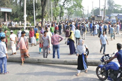 বরিশালে বাসচাপায় নিরাপত্তা প্রহরী নিহত, মহাসড়ক অবরোধ
