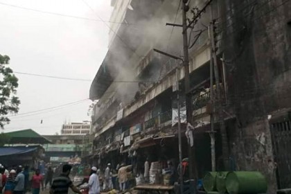 কারওয়ানবাজারের মার্কেটে আগুন, নিভিয়েছে ফায়ার সার্ভিস