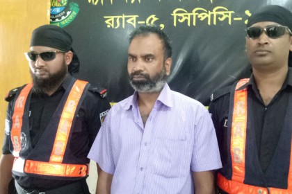 ছেলের স্কুল বান্ধবীকে ধর্ষণ ও মোবাইলে ধারণ, ধর্ষক আটক