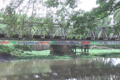 আখাউড়ায় ঝুঁকিপূর্ণ বেইলি সেতু, গাড়ি উঠলেই বিকট শব্দ