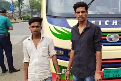 ডেমরায় বাসচাপায় কলেজছাত্র নিহত, সড়ক অবরোধ করে বিক্ষোভ