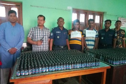 পেঁয়াজভর্তি ট্রাকে সাড়ে ১৪শ' বোতল ফেন্সিডিল, আটক ২