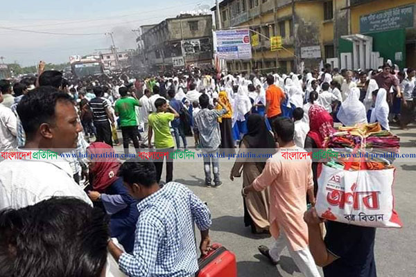 দুর্ঘটনায় স্কুলছাত্রী আহত, চট্টগ্রাম-কক্সবাজার সড়ক তিন ঘণ্টা অবরোধ
