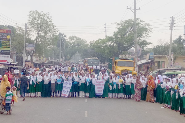চাঁপাইনবাবগঞ্জে অধ্যক্ষের মুক্তির দাবিতে সড়ক অবরোধ 