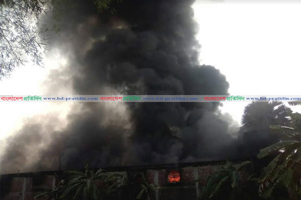 ভালুকায় আগুনে ছাই ফোম ও চেয়ার তৈরির কারখানা