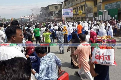 দুর্ঘটনায় স্কুলছাত্রী আহত, চট্টগ্রাম-কক্সবাজার সড়ক তিন ঘণ্টা অবরোধ