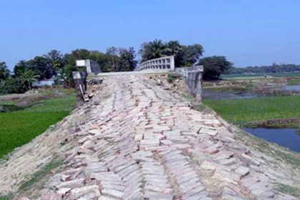 সংযোগ সড়কের বেহাল দশায় বিপাকে পথচারীরা
