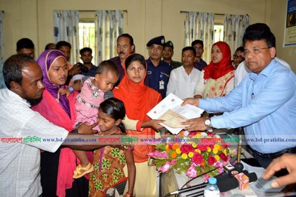 নির্বাচন কমিশনের অনুদান পেলেন লামায় নিহত ও আহতরা