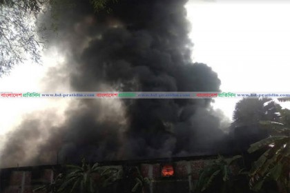 ভালুকায় আগুনে ছাই ফোম ও চেয়ার তৈরির কারখানা