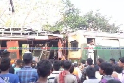 পশ্চিমবঙ্গে দুই ট্রেনের সংঘর্ষে আহত ১০, যাত্রীদের বিক্ষোভ