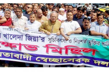 সরকার হুড়মুড় করে পরে যাবে : রিজভী