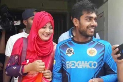 নতুন বউকে নিয়ে খেলার মাঠে মিরাজ 
