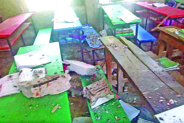 স্কুলের ছাদ ভেঙে শিক্ষার্থী নিহত