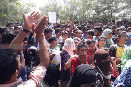 ছাত্রীকে যৌন হয়রানি; শিক্ষকের শাস্তির দাবিতে ক্যাম্পাস উত্তাল