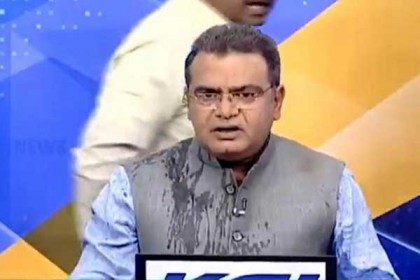 টকশোতে বিজেপি নেতাকে পানির গ্লাস ছুড়লেন কংগ্রেস নেতা! (ভিডিও)