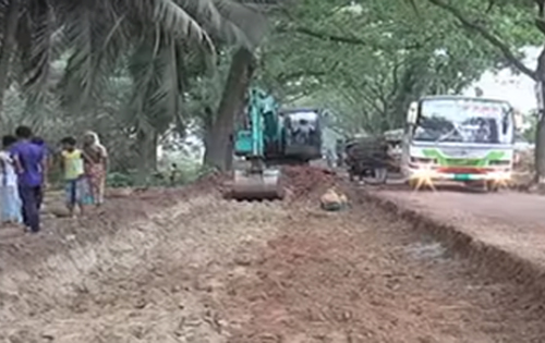 যশোর রোডে গাছ থাকলেও কাটা পড়ছে শেকড়