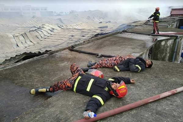 ক্লান্ত আর পরিশ্রমী ফায়ার সার্ভিস কর্মীদের ছবি ভাইরাল